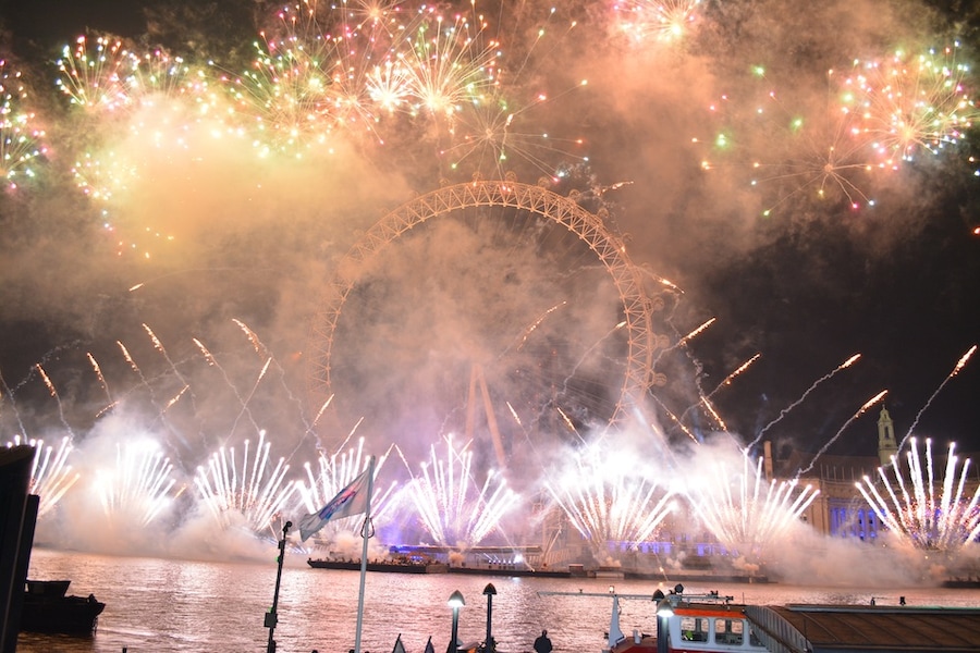 ド派手な花火!ロンドンのカウントダウン2017→2018