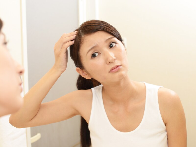 白髪を抜くのはNG!? やってはいけない3大白髪ケア
