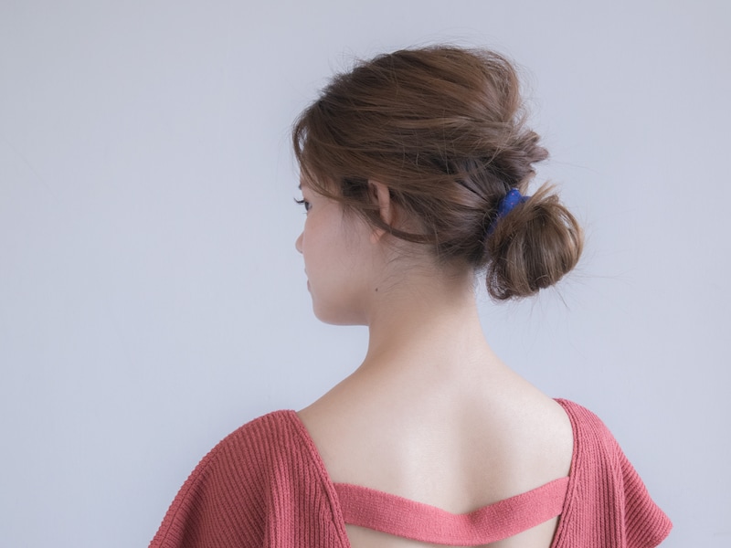 くるりんぱを使って簡単! ピンなしでできるお団子ヘアアレンジ