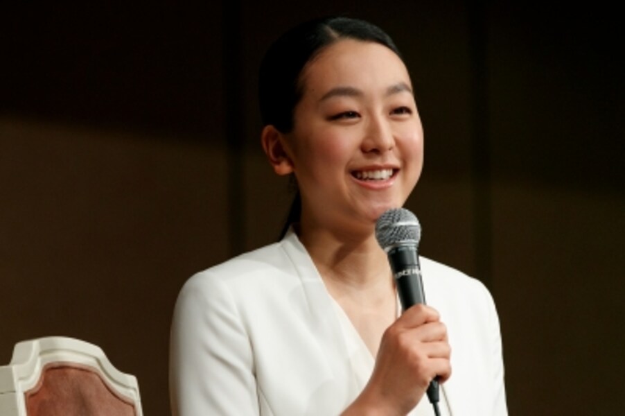 2017年4月12日に行われた引退会見での浅田真央(写真:Rodrigo Reyes Marin/アフロ)