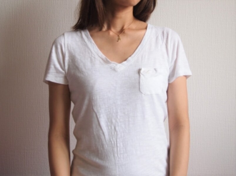 プチプラTシャツのVネックは空きが深い場合も多いので試着必須です