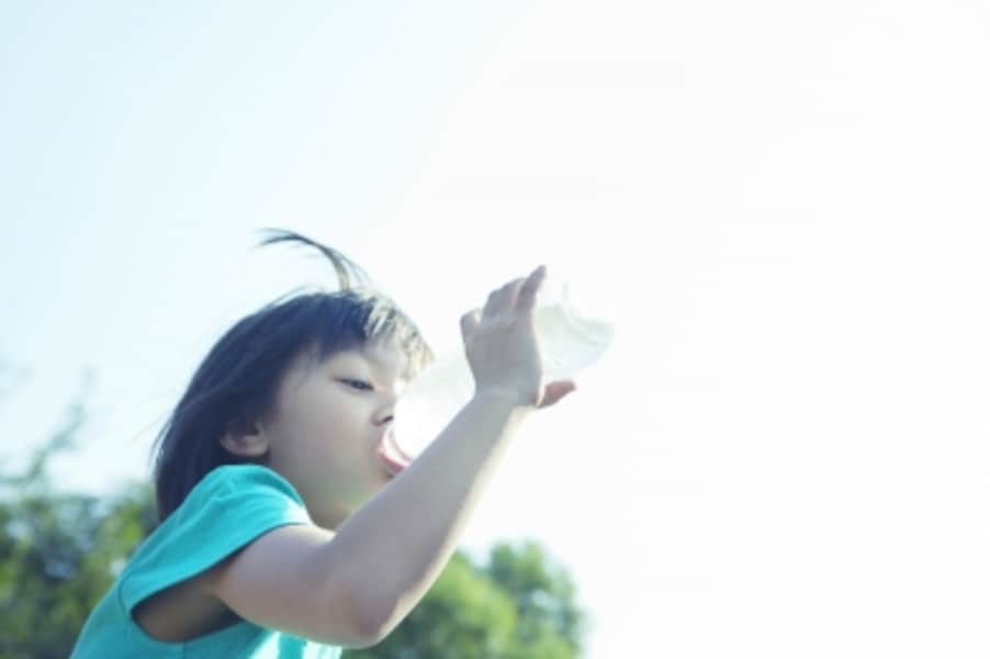 水を飲む少女