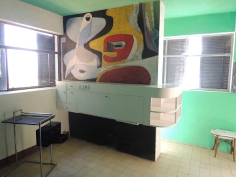 名作テーブルE-1027を作ったアイリーン・グレイとは？ [家具