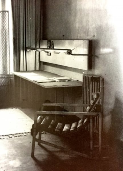 名作テーブルE-1027を作ったアイリーン・グレイとは？ [家具