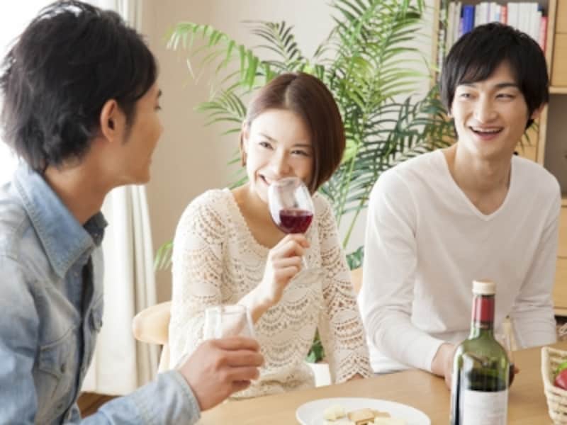 社交的にふるまう妻を見て、嫉妬?