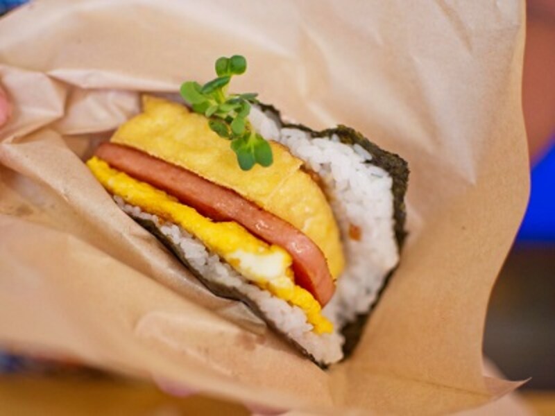 沖縄の新定番「ポークたまごおにぎり」空港店も人気!