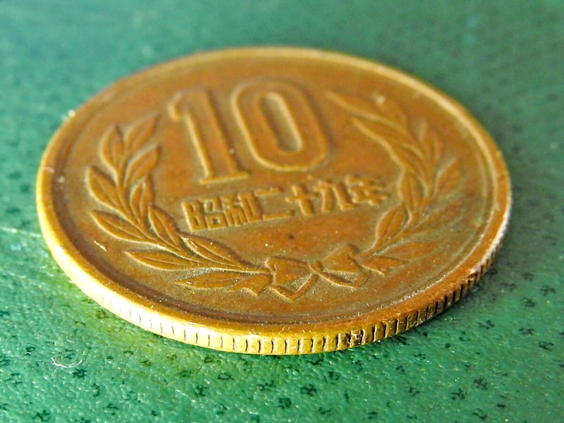 現行の10円玉が「4万4000円」に大化け！ その秘密は「ギザ十」。発行 