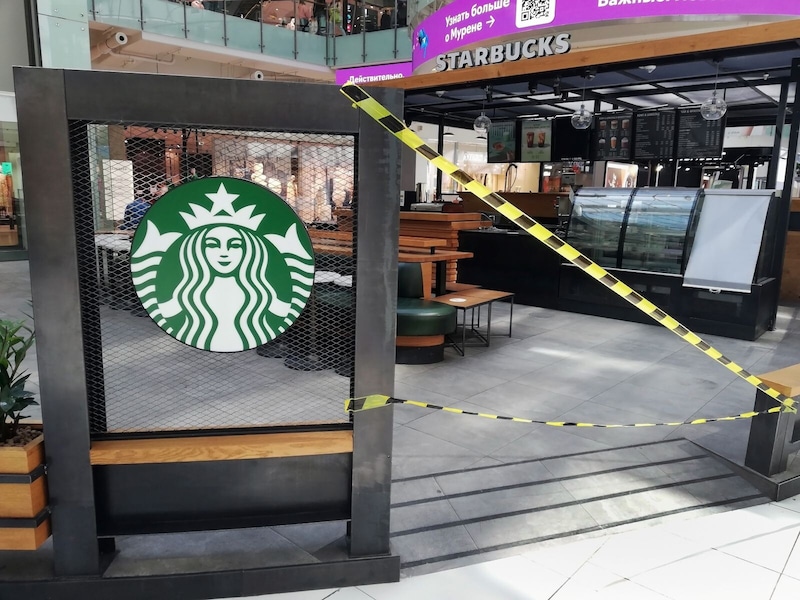 「絶妙に似せてあって」制裁下で消えたスタバが……人気YouTuberがロシアで目撃した驚きの光景