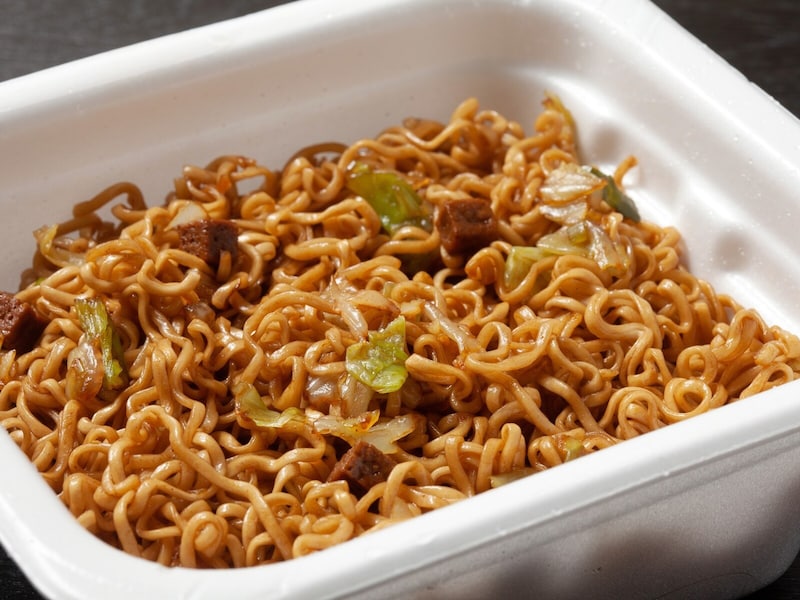 “カップ焼きそば”や好きなお酒も節約しているけど…28歳女性が物価高でも「削りたくない」と語るもの