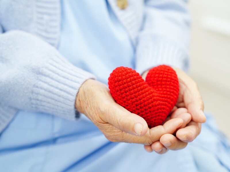 貢いだ年下男に道端ですがりついた70代の母。「彼も私のことが好きなはず」盲目の恋に困惑……