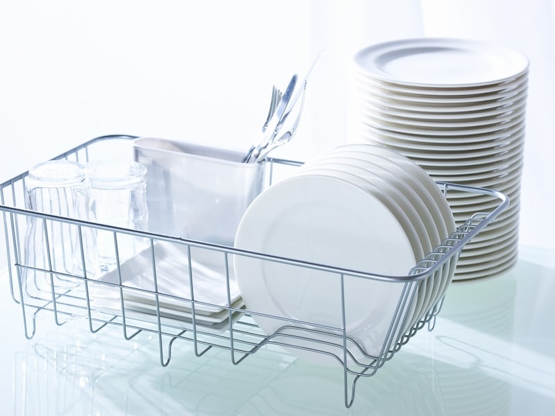 食器は自然乾燥？布巾で拭く？ 洗った食器はどう乾かすのがベストなのか