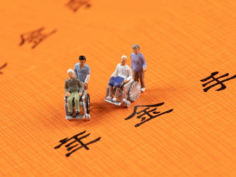 障害年金をもらっている人は、65歳から「老齢年金」と両方受け取れるの？