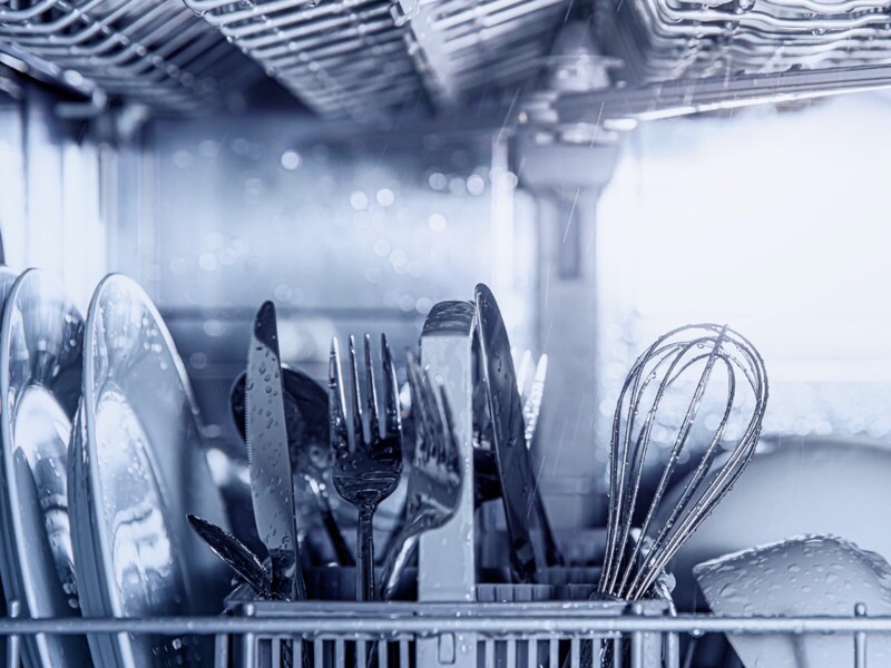 Q. 食洗機から食器を取り出すと水滴が残りがちです。完全に乾かす方法はあるのでしょうか