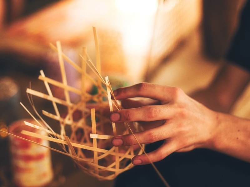 「今は戦略的な低所得で非課税」月8万円で暮らす24歳職人見習い男性の選択