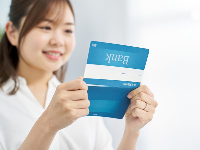 年収200万円「地銀の定期に100万円。机の中にも3万円」32歳女性の備え方