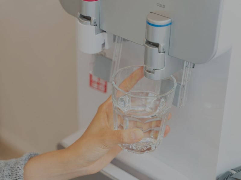 飲料水を「ウォーターサーバー」に変えて節約しようとしたら…かえって出費が増えた48歳男性の失敗談