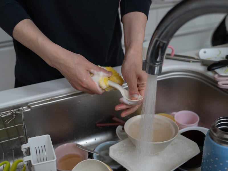 “水を使い過ぎる夫”に娘が「ムダ」を指摘したら……。逆ギレした夫の「幼稚すぎる行動」に呆然