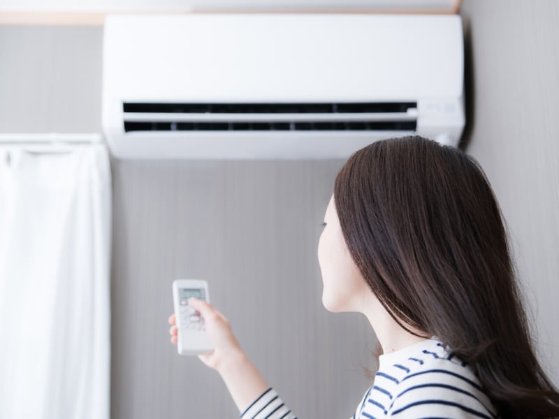梅雨のエアコン「除湿（ドライ）モード」と「冷房モード」、どっちが正解？ 電気代がお得になるのは？