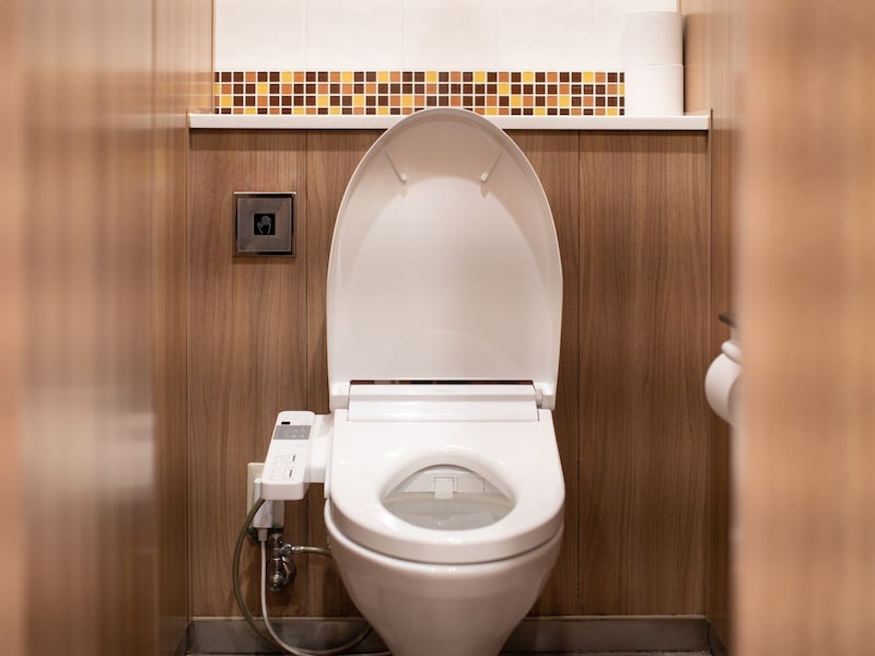 Q. 「公衆トイレのウォシュレットは感染症リスクが高く危険」って本当ですか？