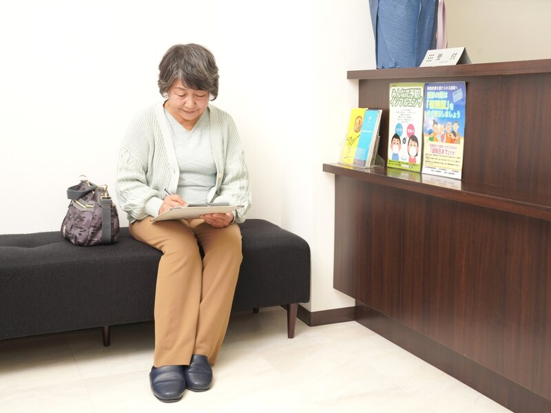 年金月12万5000円「治療に300万円。若い頃から歯医者に通っておけば」64歳女性の1人暮らし