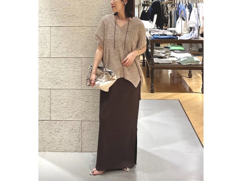 顔まわりはすっきり、二の腕はしっかりカバー！ 3首見せでつくる「40代の上品着やせ」夏コーデ