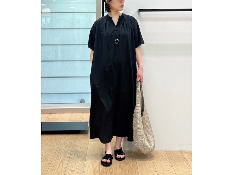 顔もおなかもすっきり見え！ 二の腕も隠れる！ 抜け感抜群の「ふんわりワンピ」でつくる40代の夏コーデ