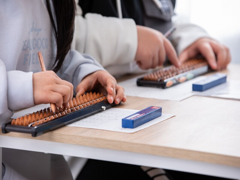 小1までに9割開始！ そろばん「超・早期化」の波。教育熱心な親が「アナログな学び」に惹かれる理由