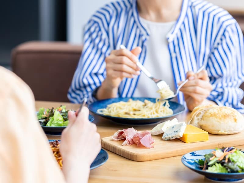 「生活って食べ方に出るんだ……」10年ぶりの女子会で気づいた友人の「驚きの食事マナー」