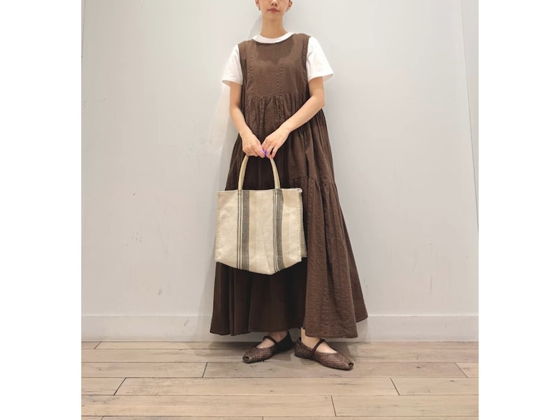 涼しさはキープしつつトレンドを先取り！ 秋まで長く着まわせる「40代のブラウンワンピース」コーデ