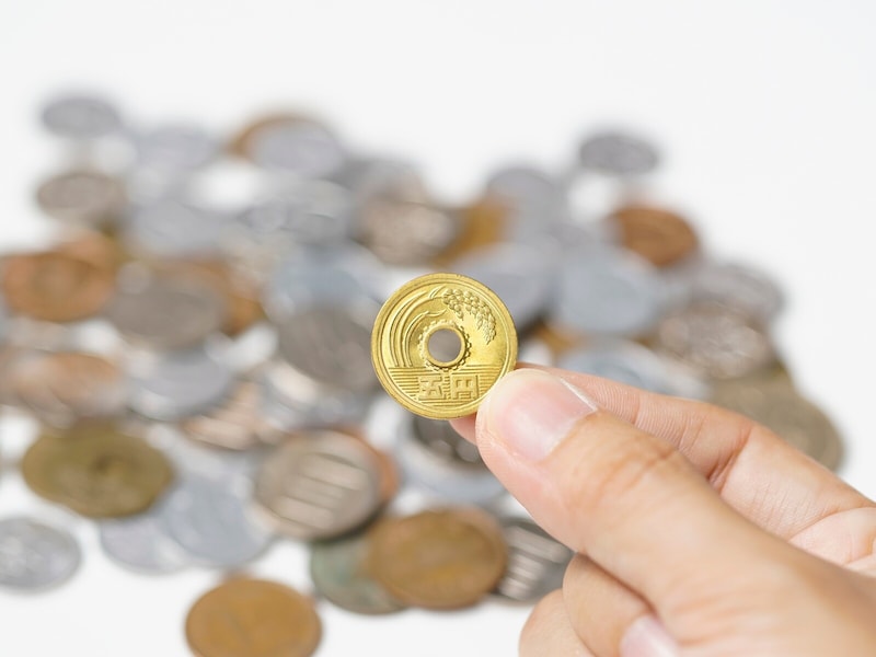 5円玉に「4万3000円」の価値がついた! 見たらすぐに分かる“お宝”に化けるエラーコインの特徴は?