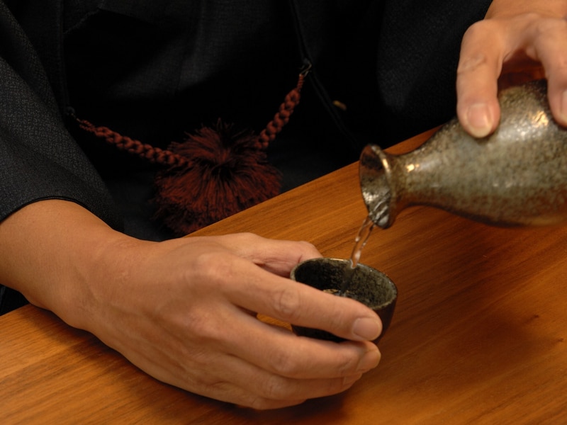 「100株でワインや日本酒が年2回。すぐには飲まず、しばらく眺めて楽しむ」63歳男性の株主優待
