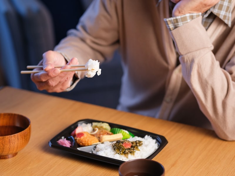 年金月9万円「格安の冷凍弁当とパックご飯で月2万円」家賃11万円・66歳男性の1人暮らし