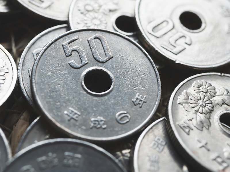 現行の50円玉が「62万円」に大化け！ 見つけたら鑑定に出したほうがいい!? 高額となりえる50円玉とは