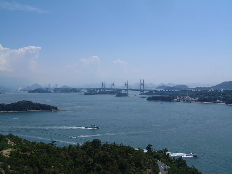本州・四国を結ぶ架け橋、瀬戸大橋を眺める