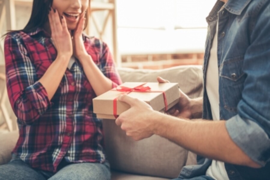 彼の気前のよさは恋人の私にだけではなかった。案の定、貯金はないって……