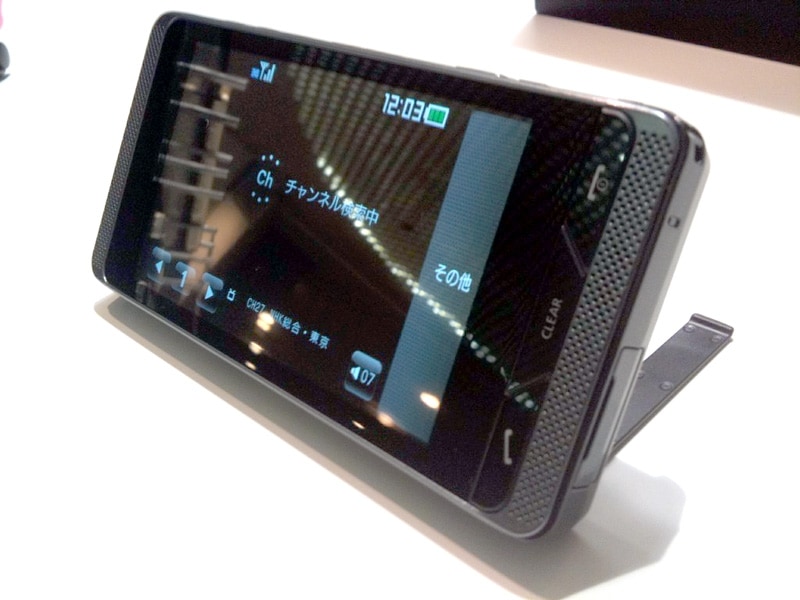 横画面にして、本体裏側のスタンドを立てると、机の上などに置くことができる