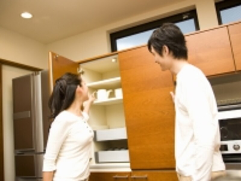 結婚にかかるお金といえば結婚式などを思い浮かべる人が多いが、一番大切なのは新生活に向けてのお金。生活を始めるのにどれだけのお金が必要かを調べておこう