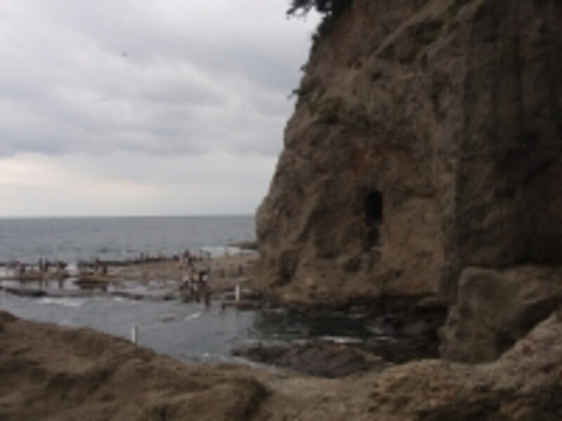 島の南側に位置する江の島岩屋