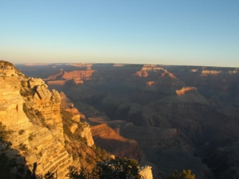 朝日を浴びて黄金に輝くグランドキャニオン