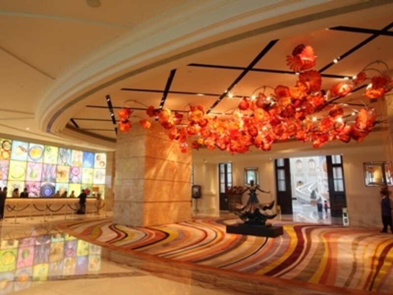 ラグジュアリーホテルはロビーも華やかな雰囲気。写真はMGMグランドマカオ