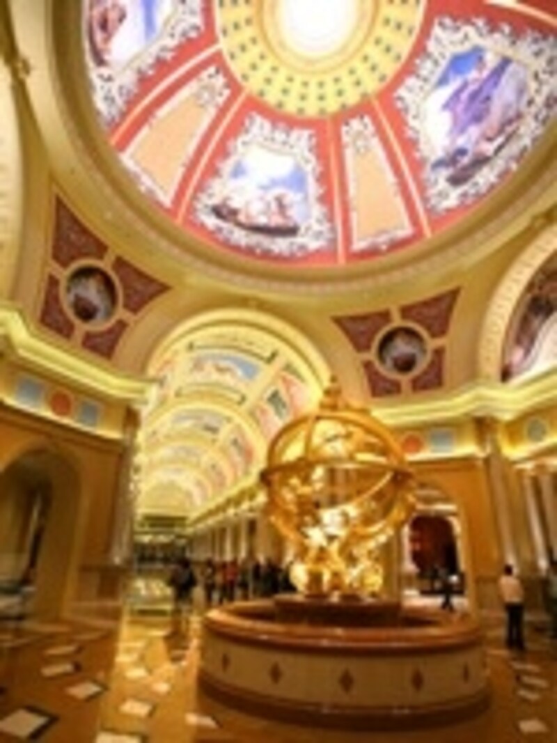 きらびやかなロビー (c) The Venetian Macao -Resort- Hotel