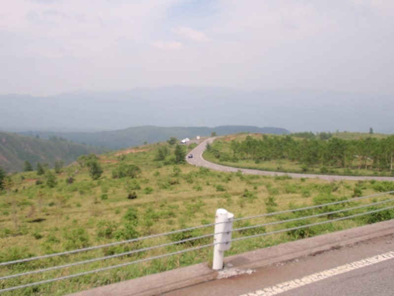 草津温泉から白根山に向かう途中のドライブコースは広大に開けた山の景色が圧巻。そのまま進むと志賀高原や万座温泉に抜けるルートとなっている