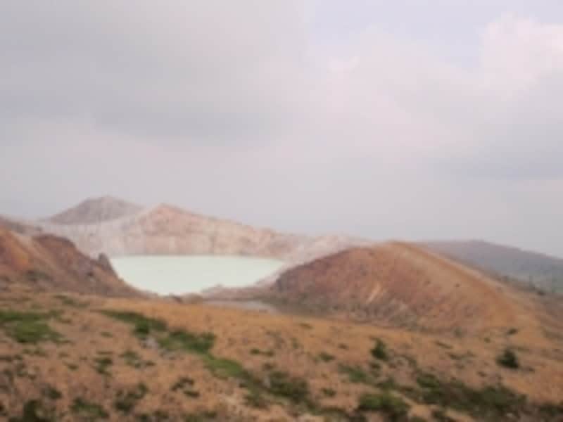 グリーンともブルーとも言えない神秘的な色の火口湖・湯釜の景色は一見の価値あり