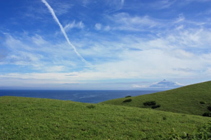 礼文島の「高山植物園」から望む海と、お向かいの島の利尻岳