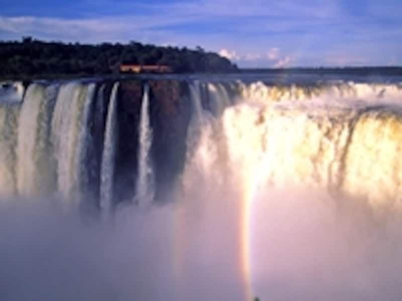 イグアスの滝と虹　©牧哲雄