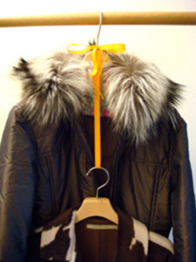 アウターの収納方法1:丈短コートはスペース節約収納でクローゼットにゆとりを