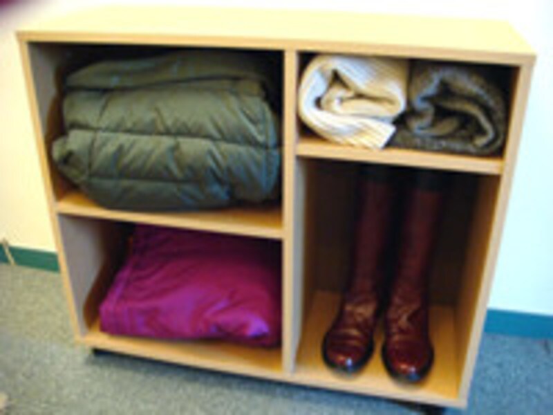 アウターの収納方法2:たたみ方はザックリでOK! ダウンは収納棚へ