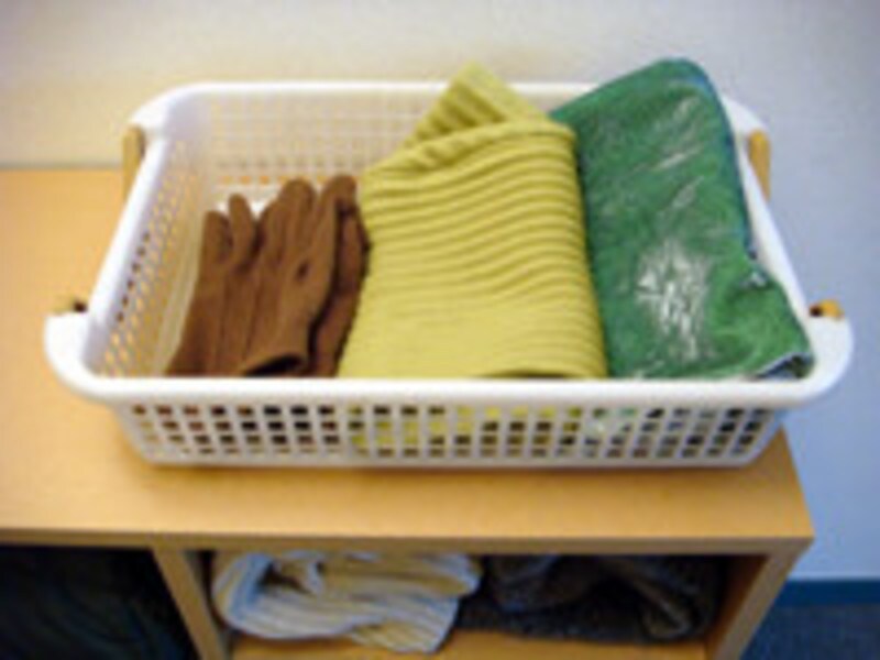 冬小物の収納方法:マフラーや帽子はカゴにひとまとめ