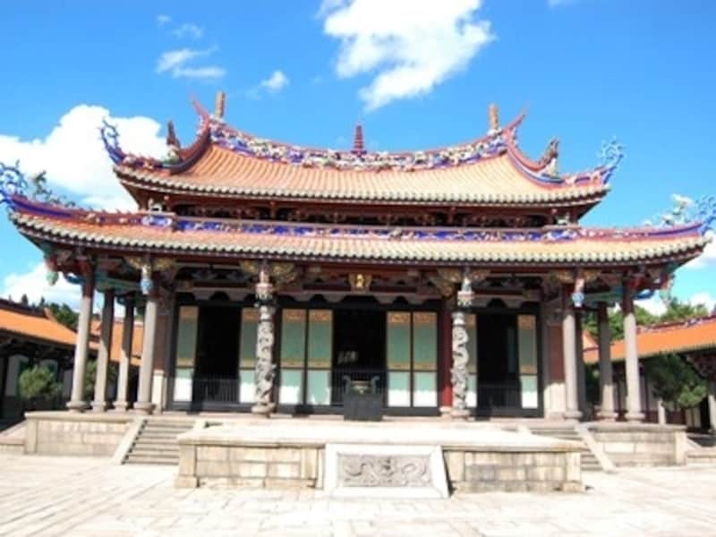 孔子廟の本殿、大成殿には孔子の位牌が祀られています