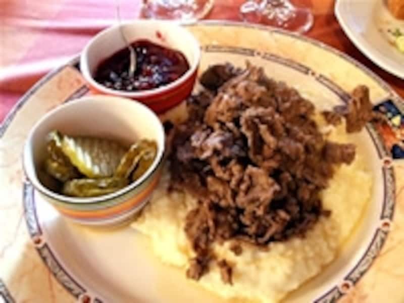 トナカイ肉の煮込み。ソースのボウルがイッタラなのはさすがフィンランド